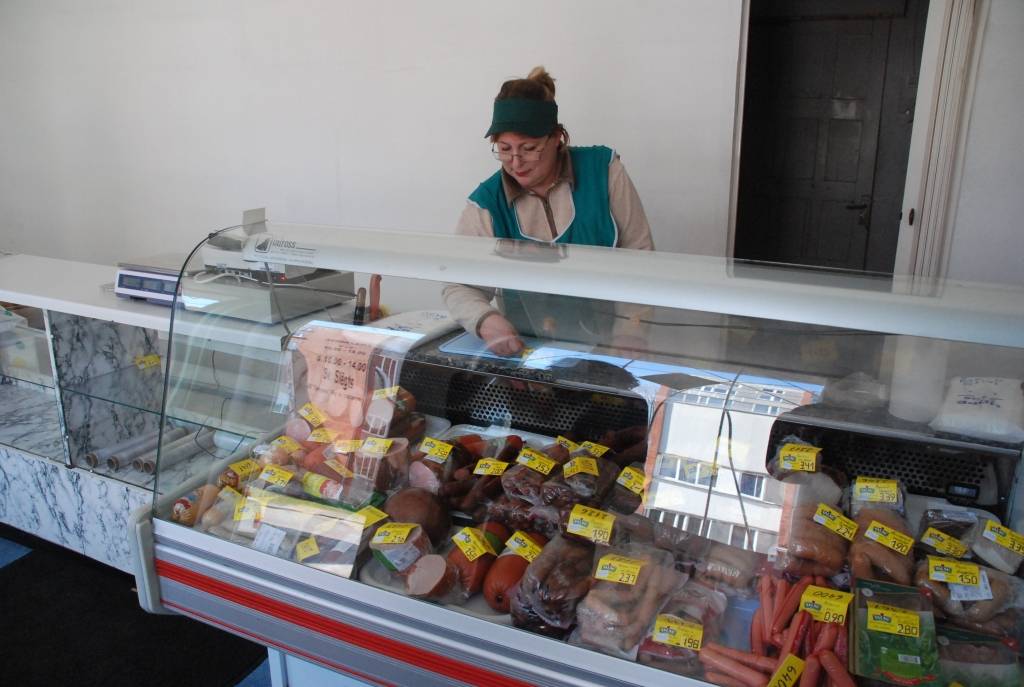 Liepājā, Dzintaru ielā 88a, savas produkcijas veikaliņu atvēris uzņēmums "Talsu gaļa". 

"Visu laiku nāk un aiz ieraduma prasa šņabi. Es atsaku, ka mums ir tikai zacene," smaida pārdevēja Gaļina Hartmane. 

Produkciju - svaigas gaļas...
Autors: Ilze Vainovska