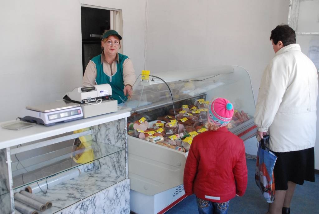 Liepājā, Dzintaru ielā 88a, savas produkcijas veikaliņu atvēris uzņēmums "Talsu gaļa". 

"Visu laiku nāk un aiz ieraduma prasa šņabi. Es atsaku, ka mums ir tikai zacene," smaida pārdevēja Gaļina Hartmane. 

Produkciju - svaigas gaļas...
Autors: Ilze Vainovska