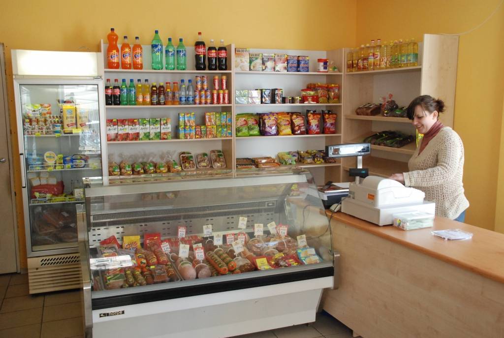 Liepājā, Dzintaru ielā 88a, savas produkcijas veikaliņu atvēris uzņēmums "Talsu gaļa". 

"Visu laiku nāk un aiz ieraduma prasa šņabi. Es atsaku, ka mums ir tikai zacene," smaida pārdevēja Gaļina Hartmane. 

Produkciju - svaigas gaļas...
Autors: Ilze Vainovska