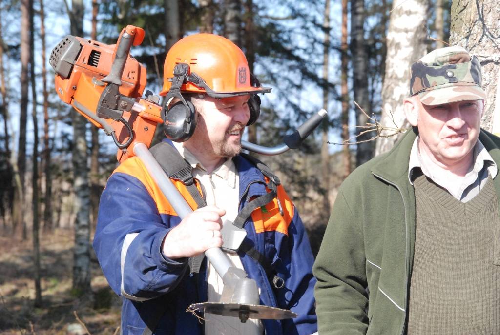 Trešdien Grobiņas mežniecības un Valsts meža dienesta (VMD) Konsultāciju pakalpojumu centra Liepājas biroja darbinieki devās uz Medzes pagasta “Miķelīšiem”. Šopavasar beidzas termiņš, kad tur jābūt atjaunotam 1,3 hektāru izcirtumam. 

VMD...
Autors: Anita Platace