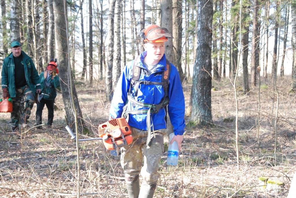 Trešdien Grobiņas mežniecības un Valsts meža dienesta (VMD) Konsultāciju pakalpojumu centra Liepājas biroja darbinieki devās uz Medzes pagasta “Miķelīšiem”. Šopavasar beidzas termiņš, kad tur jābūt atjaunotam 1,3 hektāru izcirtumam. 

VMD...
Autors: Anita Platace