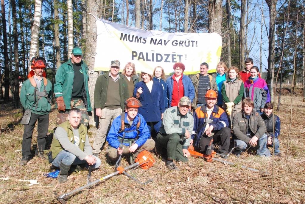 Trešdien Grobiņas mežniecības un Valsts meža dienesta (VMD) Konsultāciju pakalpojumu centra Liepājas biroja darbinieki devās uz Medzes pagasta “Miķelīšiem”. Šopavasar beidzas termiņš, kad tur jābūt atjaunotam 1,3 hektāru izcirtumam. 

VMD...
Autors: Anita Platace