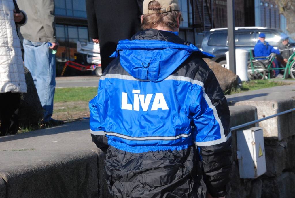 Šodien pulksten 9 Liepājas centrā pie Tramvaja tilta pēc daudzu gadu pārtraukuma atjaunoja sensenu tradīciju no laivas tirgot svaigas zivis. Tirgotājs piekrastes zvejnieks Oskars Kadeģis pastāsta, ka zivis - reņģes un butes - izķertas...
Autors: "Rekurzeme", portāls