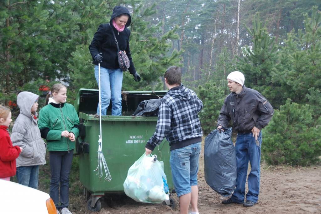 Šodien Bērnu un jauniešu biedrība "Liepājas Jaunie Vanagi" rīko talku Karostā, sakopjot Beberliņu apkārtni.. Talka joprojām turpinās, bet lietus dažus talkotājus esot aizbaidījis, pastāsta viena no talciniecēm Agnese. Aktīvisti pēc...
Autors: "Rekurzeme", portāls