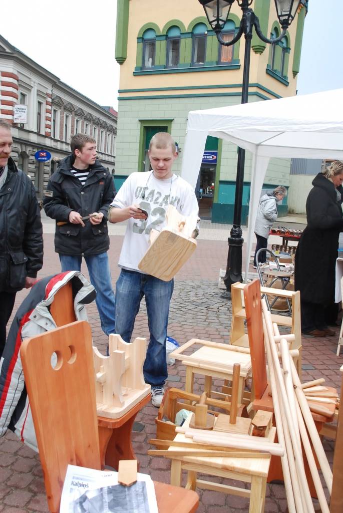 Amatnieku Lieldienu tirdziņš pie tirdzniecības nama "Kurzeme" būs vēl rīt, 10. aprīlī, un parīt, 11. aprīlī. Tā sākums - pulksten 10.
Autors: "Rekurzeme", portāls