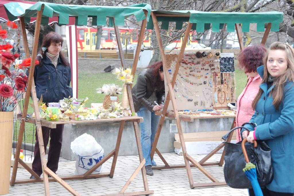 Amatnieku Lieldienu tirdziņš pie tirdzniecības nama "Kurzeme" būs vēl rīt, 10. aprīlī, un parīt, 11. aprīlī. Tā sākums - pulksten 10.
Autors: "Rekurzeme", portāls