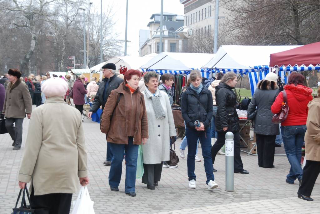 Amatnieku Lieldienu tirdziņš pie tirdzniecības nama "Kurzeme" būs vēl rīt, 10. aprīlī, un parīt, 11. aprīlī. Tā sākums - pulksten 10.
Autors: "Rekurzeme", portāls