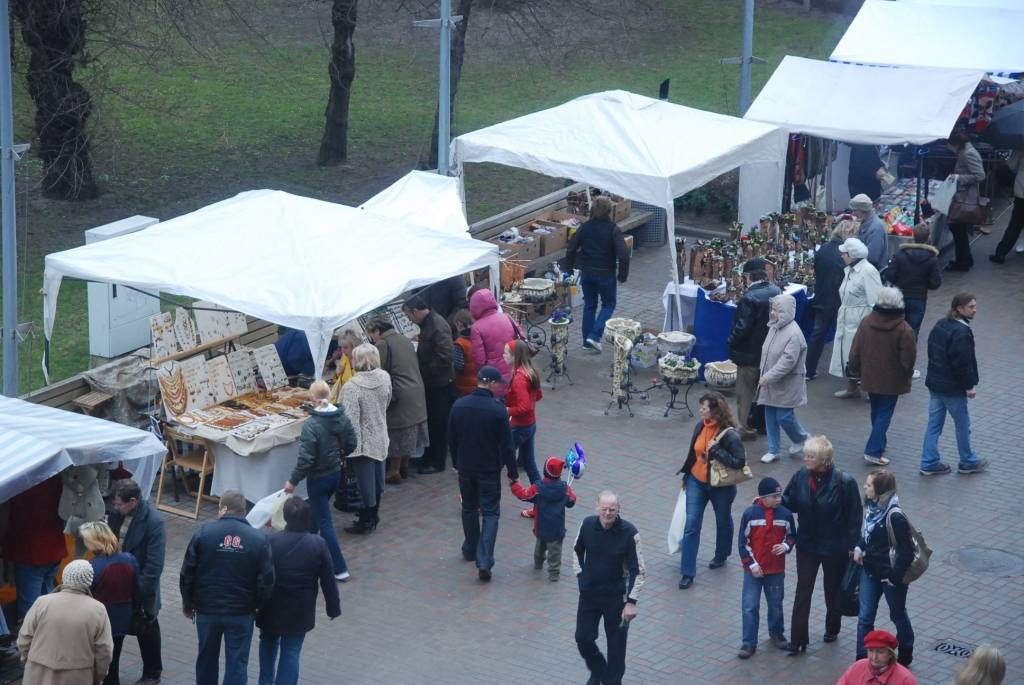 Amatnieku Lieldienu tirdziņš pie tirdzniecības nama "Kurzeme" būs vēl rīt, 10. aprīlī, un parīt, 11. aprīlī. Tā sākums - pulksten 10.
Autors: "Rekurzeme", portāls
