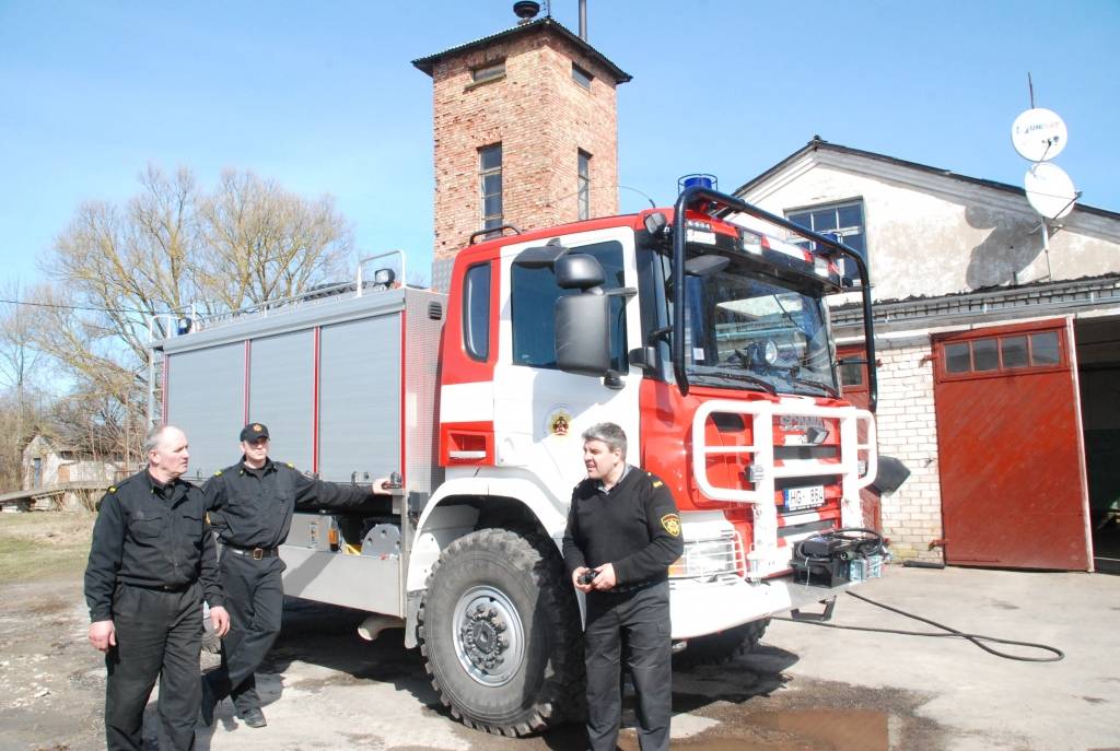 Valsts ugunsdzēsības un glābšanas dienesta priekšnieks ģenerālis Ainars Pencis ir turējis doto vārdu – pērn Priekules ugunsdzēsējiem par izcilo sniegumu, dzēšot degošo maizes ceptuvi, tika apsolīts jauns auto. Kopš 1. aprīļa priekulnieku...
Autors: Ilze Vainovska