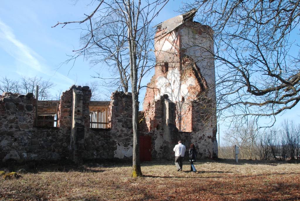 Pēc trim nedēļām mācītājs un arhitekts Martins Samms piedāvās “nopietnāku skici” un tad varēs sākt rēķināt ciparus, stāsta Gramzdas luterāņu draudzes priekšnieks Vaclavs Kadaģis. Tikmēr tagadējā baznīcā pie sienas ir dikti vienkāršs...
Autors: Ilze Vainovska
