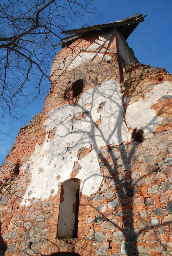 Pēc trim nedēļām mācītājs un arhitekts Martins Samms piedāvās “nopietnāku skici” un tad varēs sākt rēķināt ciparus, stāsta Gramzdas luterāņu draudzes priekšnieks Vaclavs Kadaģis. Tikmēr tagadējā baznīcā pie sienas ir dikti vienkāršs...
Autors: Ilze Vainovska