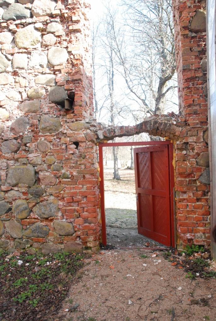 Pēc trim nedēļām mācītājs un arhitekts Martins Samms piedāvās “nopietnāku skici” un tad varēs sākt rēķināt ciparus, stāsta Gramzdas luterāņu draudzes priekšnieks Vaclavs Kadaģis. Tikmēr tagadējā baznīcā pie sienas ir dikti vienkāršs...
Autors: Ilze Vainovska