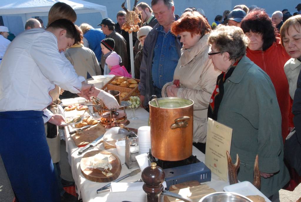 Sestdien, 4. aprīlī, Liepājā, viesnīcas “Europa City Amrita” pagalmā, notika tirgus, kurā zemnieki piedāvāja dārzeņus, sulas, medu, zaļumus. Apmeklētāji varēja nopirkt svaigas, kūpinātas un vītinātas zivis.  Varēja nopirkt arī keramikas...
Autors: Uldis Dobelis