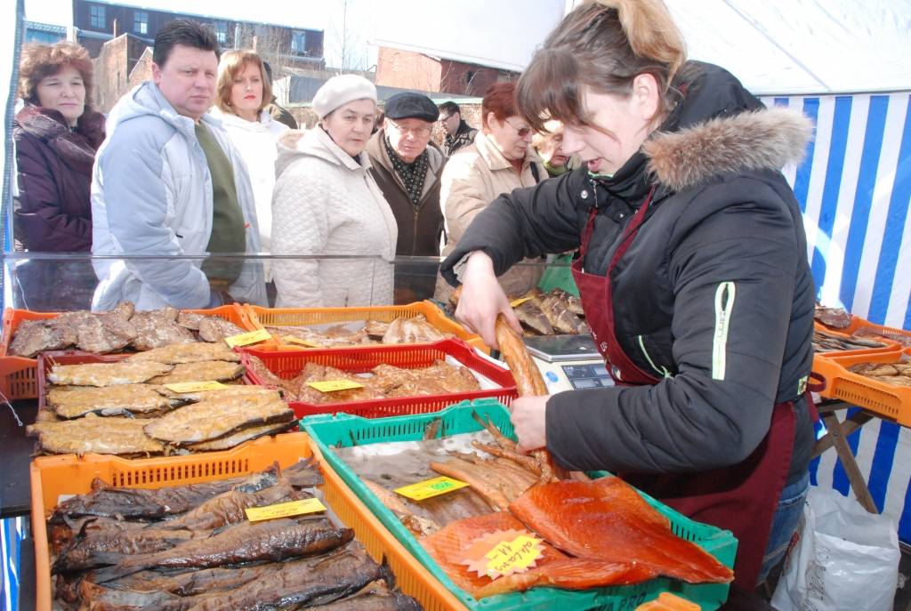 Sestdien, 4. aprīlī, Liepājā, viesnīcas “Europa City Amrita” pagalmā, notika tirgus, kurā zemnieki piedāvāja dārzeņus, sulas, medu, zaļumus. Apmeklētāji varēja nopirkt svaigas, kūpinātas un vītinātas zivis.  Varēja nopirkt arī keramikas...
Autors: Uldis Dobelis