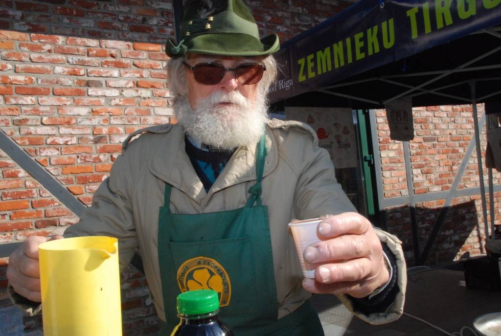 Sestdien, 4. aprīlī, Liepājā, viesnīcas “Europa City Amrita” pagalmā, notika tirgus, kurā zemnieki piedāvāja dārzeņus, sulas, medu, zaļumus. Apmeklētāji varēja nopirkt svaigas, kūpinātas un vītinātas zivis.  Varēja nopirkt arī keramikas...
Autors: Uldis Dobelis