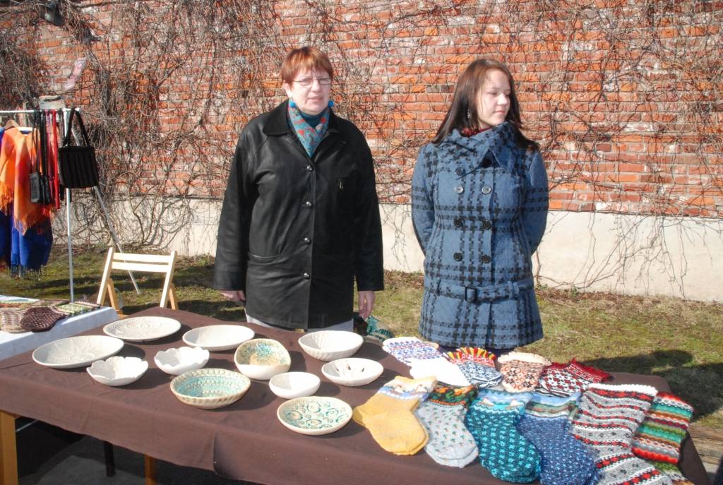 Sestdien, 4. aprīlī, Liepājā, viesnīcas “Europa City Amrita” pagalmā, notika tirgus, kurā zemnieki piedāvāja dārzeņus, sulas, medu, zaļumus. Apmeklētāji varēja nopirkt svaigas, kūpinātas un vītinātas zivis.  Varēja nopirkt arī keramikas...
Autors: Uldis Dobelis