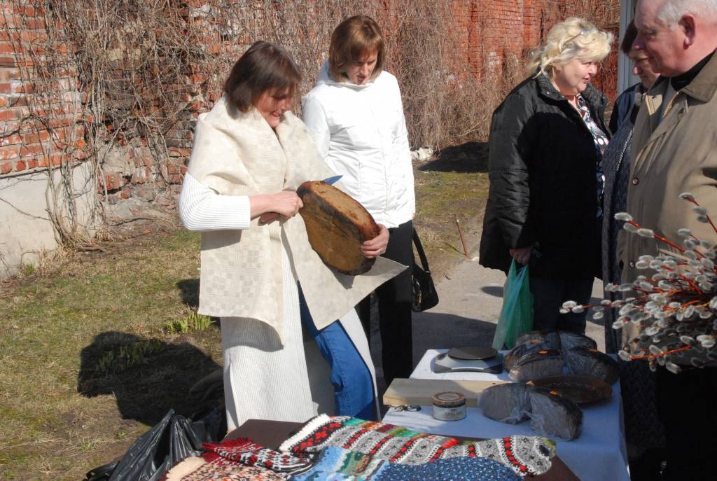Sestdien, 4. aprīlī, Liepājā, viesnīcas “Europa City Amrita” pagalmā, notika tirgus, kurā zemnieki piedāvāja dārzeņus, sulas, medu, zaļumus. Apmeklētāji varēja nopirkt svaigas, kūpinātas un vītinātas zivis.  Varēja nopirkt arī keramikas...
Autors: Uldis Dobelis