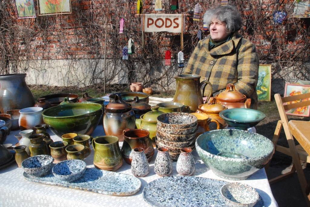 Sestdien, 4. aprīlī, Liepājā, viesnīcas “Europa City Amrita” pagalmā, notika tirgus, kurā zemnieki piedāvāja dārzeņus, sulas, medu, zaļumus. Apmeklētāji varēja nopirkt svaigas, kūpinātas un vītinātas zivis.  Varēja nopirkt arī keramikas...
Autors: Uldis Dobelis