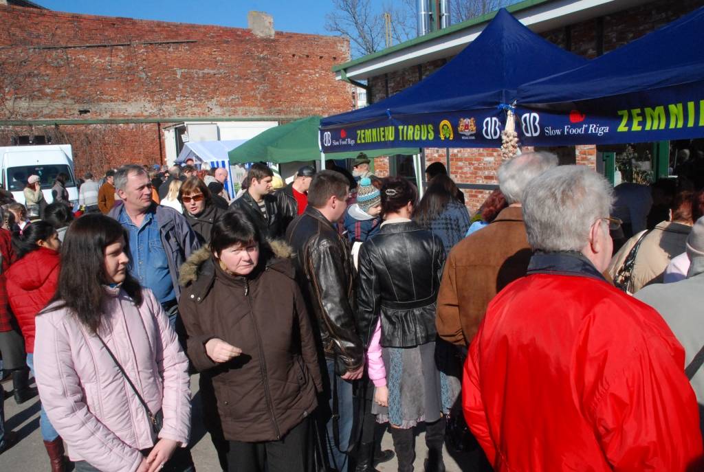 Sestdien, 4. aprīlī, Liepājā, viesnīcas “Europa City Amrita” pagalmā, notika tirgus, kurā zemnieki piedāvāja dārzeņus, sulas, medu, zaļumus. Apmeklētāji varēja nopirkt svaigas, kūpinātas un vītinātas zivis.  Varēja nopirkt arī keramikas...
Autors: Uldis Dobelis