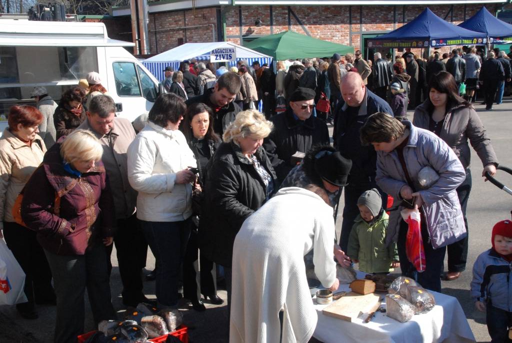 Sestdien, 4. aprīlī, Liepājā, viesnīcas “Europa City Amrita” pagalmā, notika tirgus, kurā zemnieki piedāvāja dārzeņus, sulas, medu, zaļumus. Apmeklētāji varēja nopirkt svaigas, kūpinātas un vītinātas zivis.  Varēja nopirkt arī keramikas...
Autors: Uldis Dobelis