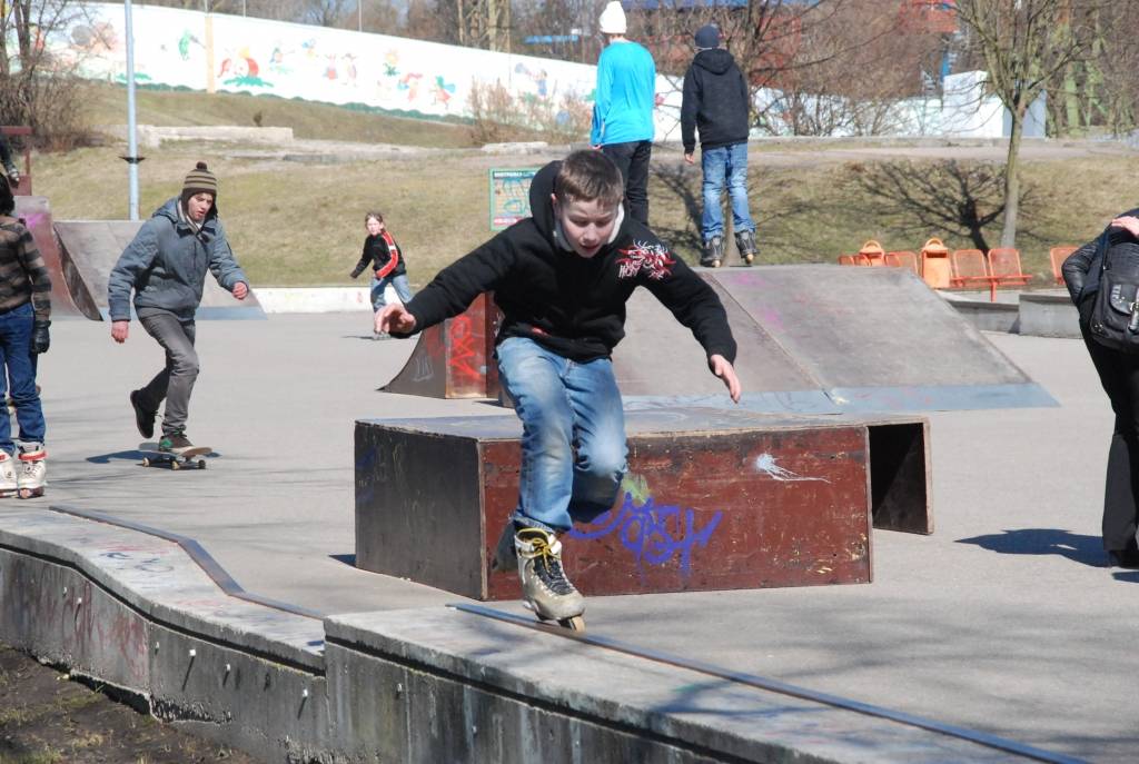 Šodien Jūrmalas parkā un pludmalē "Rekurzeme" novēroja pirmos atpūtniekus. Skolēni pirmo brīvlaika dienu Jūrmalas parkā pavada uz riteņiem, skrejriteņiem, skrituļdēļiem un skrituļslidām. Bērni un mazbērni tiek vesti pastaigā gar jūru,...
Autors: "Rekurzeme", portāls