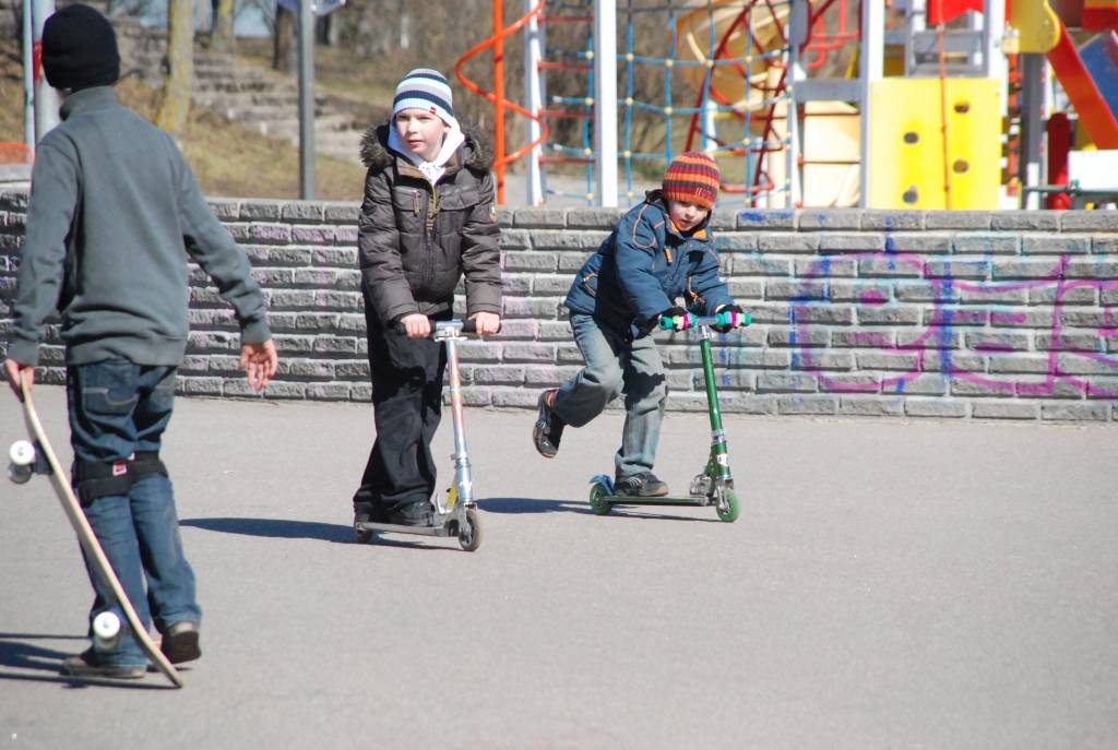 Šodien Jūrmalas parkā un pludmalē "Rekurzeme" novēroja pirmos atpūtniekus. Skolēni pirmo brīvlaika dienu Jūrmalas parkā pavada uz riteņiem, skrejriteņiem, skrituļdēļiem un skrituļslidām. Bērni un mazbērni tiek vesti pastaigā gar jūru,...
Autors: "Rekurzeme", portāls