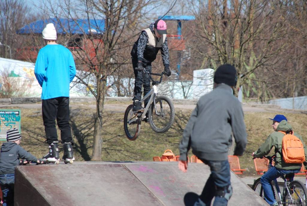 Šodien Jūrmalas parkā un pludmalē "Rekurzeme" novēroja pirmos atpūtniekus. Skolēni pirmo brīvlaika dienu Jūrmalas parkā pavada uz riteņiem, skrejriteņiem, skrituļdēļiem un skrituļslidām. Bērni un mazbērni tiek vesti pastaigā gar jūru,...
Autors: "Rekurzeme", portāls