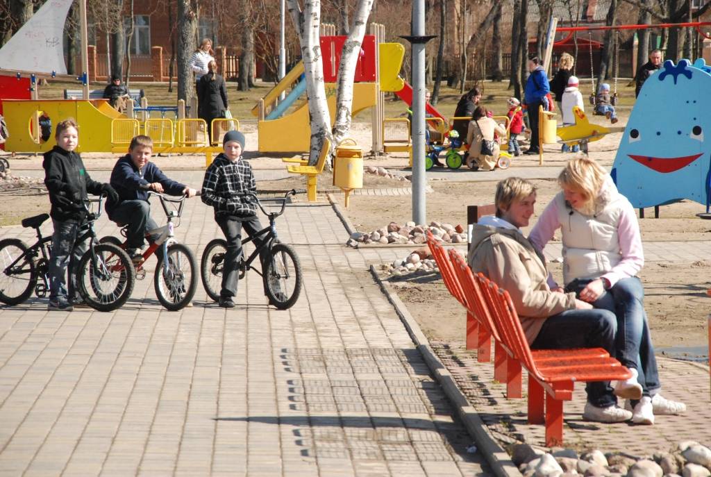 Šodien Jūrmalas parkā un pludmalē "Rekurzeme" novēroja pirmos atpūtniekus. Skolēni pirmo brīvlaika dienu Jūrmalas parkā pavada uz riteņiem, skrejriteņiem, skrituļdēļiem un skrituļslidām. Bērni un mazbērni tiek vesti pastaigā gar jūru,...
Autors: "Rekurzeme", portāls