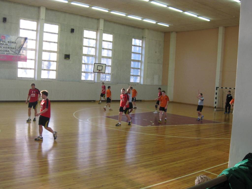 Fotogrāfijas no Vaiņodes puišu uzvaras Latvijas jaunatnes handbola čempionātā. Čempionāta pēdējā mačā vaiņodnieki sagrāva Rīgas komandu "ASK/Jaunsargs". 
Autors: Uldis Dobelis