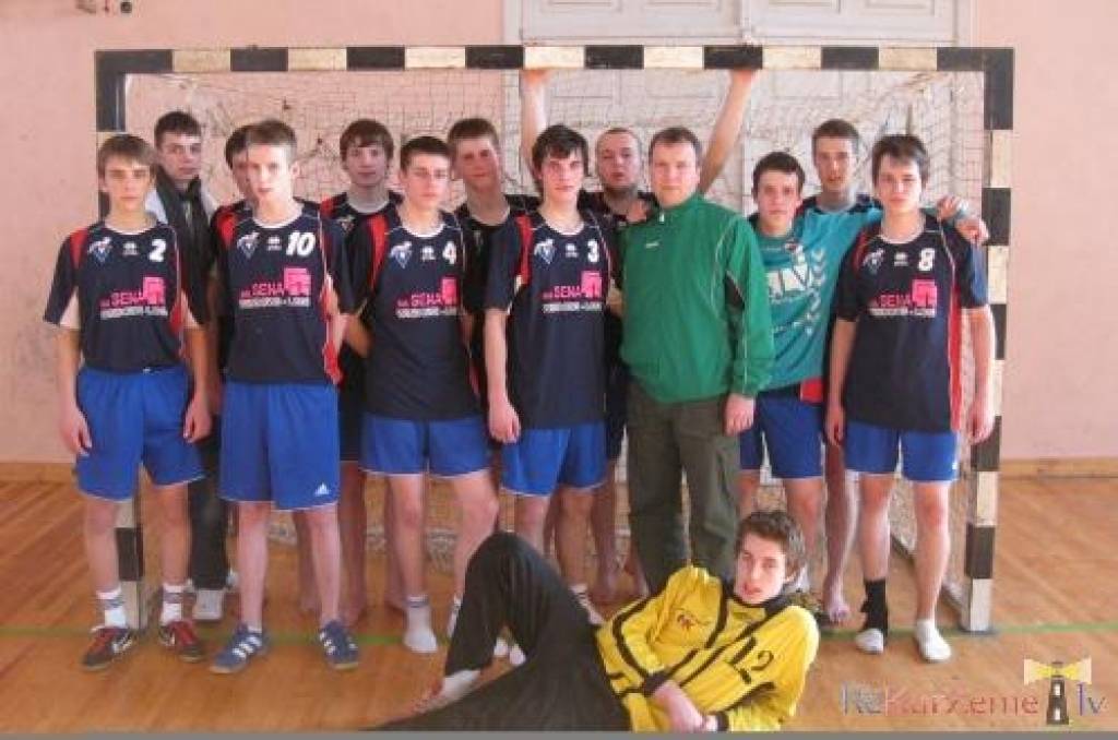 Fotogrāfijas no Vaiņodes puišu uzvaras Latvijas jaunatnes handbola čempionātā. Čempionāta pēdējā mačā vaiņodnieki sagrāva Rīgas komandu "ASK/Jaunsargs". 
Autors: Uldis Dobelis