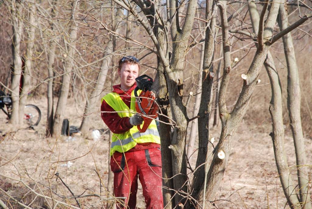 Pašvaldības aģentūra "Nodarbinātības projekti" šobrīd nodarbina 85 bezdarbniekus un plāno pieprasīt simt darba vietu otrajam pusgadam, tam pašvaldība jau līdzfinansējumu ieplānojusi. Šodien un rīt bezdarbnieki sakopj autoceļa...
Autors: Ilze Vainovska