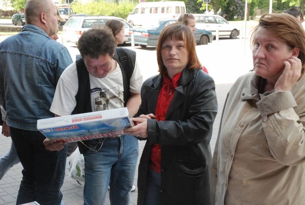 Sestdien, 30. maijā, no pulksten 10 līdz 16 Liepājā pie tirdzniecības nama "Kurzeme" būs Vasaras svētku tirdziņš. Tirdziņš notika arī šodien, 29. maijā. Portāls novēroja, ka bija iespēja iegādāties gan zivis, gan amatnieku darinājumus,...
Autors: Uldis Dobelis