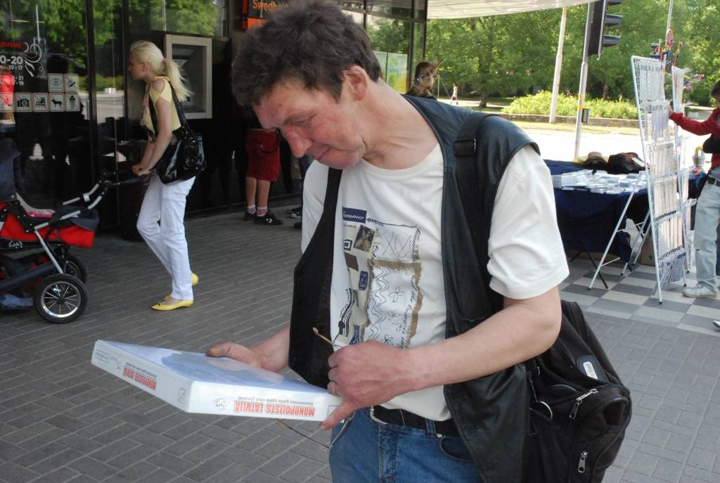 Sestdien, 30. maijā, no pulksten 10 līdz 16 Liepājā pie tirdzniecības nama "Kurzeme" būs Vasaras svētku tirdziņš. Tirdziņš notika arī šodien, 29. maijā. Portāls novēroja, ka bija iespēja iegādāties gan zivis, gan amatnieku darinājumus,...
Autors: Uldis Dobelis