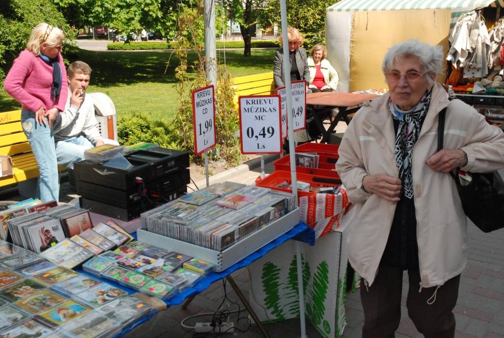 Sestdien, 30. maijā, no pulksten 10 līdz 16 Liepājā pie tirdzniecības nama "Kurzeme" būs Vasaras svētku tirdziņš. Tirdziņš notika arī šodien, 29. maijā. Portāls novēroja, ka bija iespēja iegādāties gan zivis, gan amatnieku darinājumus,...
Autors: Uldis Dobelis
