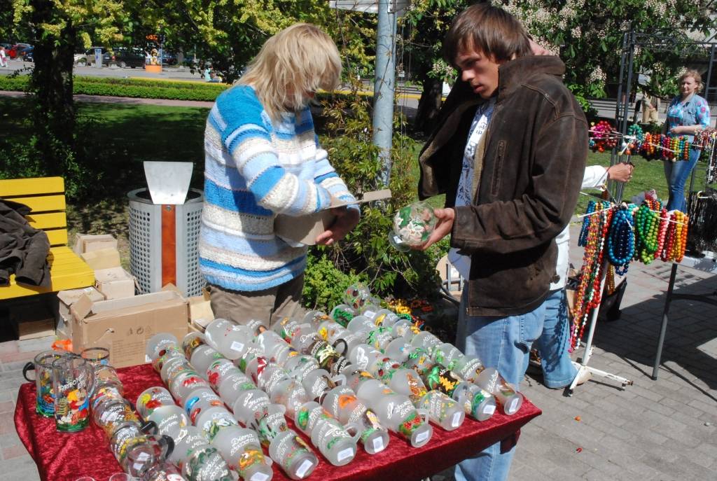 Sestdien, 30. maijā, no pulksten 10 līdz 16 Liepājā pie tirdzniecības nama "Kurzeme" būs Vasaras svētku tirdziņš. Tirdziņš notika arī šodien, 29. maijā. Portāls novēroja, ka bija iespēja iegādāties gan zivis, gan amatnieku darinājumus,...
Autors: Uldis Dobelis