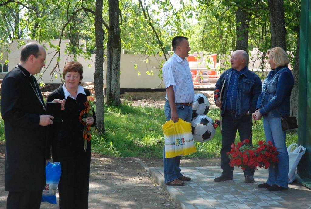 Piektdien, 29. maijā, ar pūtēju orķestra mūziku, lentas pārgriešanu, mācītāja svētības vārdiem, apsveikuma runām un dāvanām tika atklāta sporta halle pie Bunkas pagasta Krotes pamatskolas. 

Halles būvniecībā ieguldīti 240 tūkstoši Bunkas...
Autors: Anita Platace