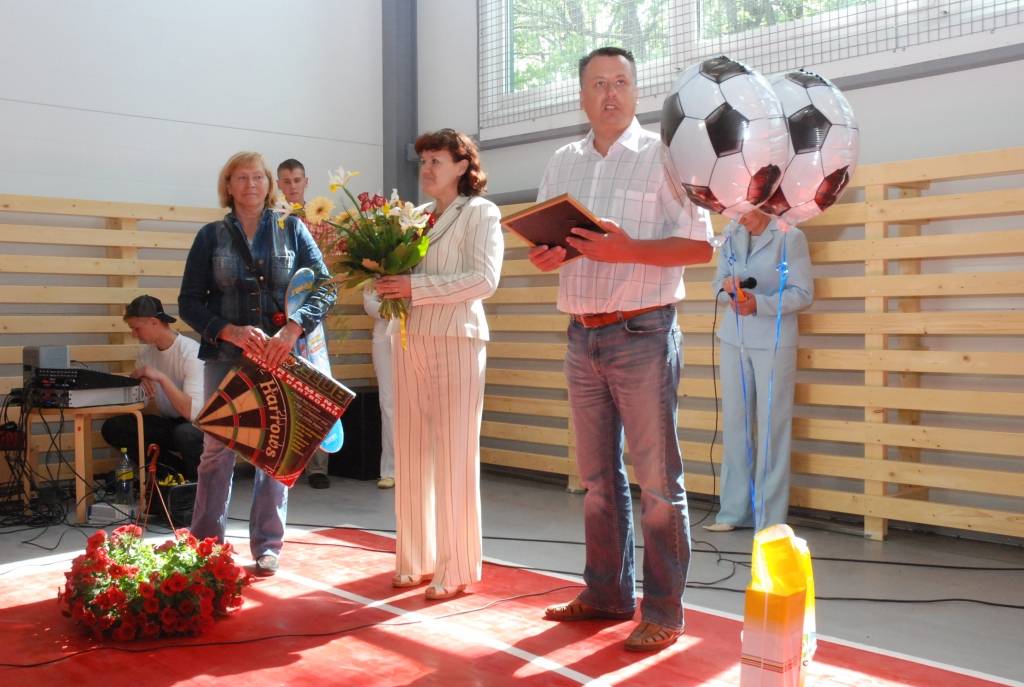 Piektdien, 29. maijā, ar pūtēju orķestra mūziku, lentas pārgriešanu, mācītāja svētības vārdiem, apsveikuma runām un dāvanām tika atklāta sporta halle pie Bunkas pagasta Krotes pamatskolas. 

Halles būvniecībā ieguldīti 240 tūkstoši Bunkas...
Autors: Anita Platace