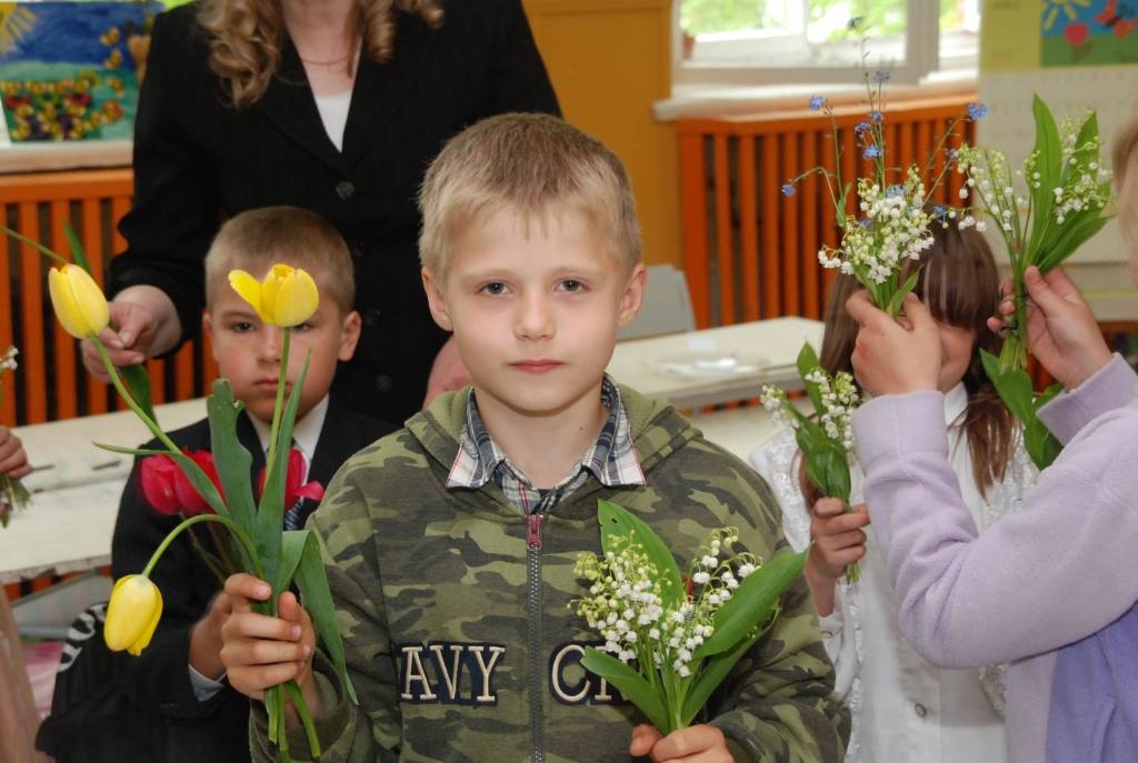 Nīcas vidusskolā 9. un 12. klašu beidzējiem pēdējais zvans izskanējis svinīgā gaisotnē. Dienas garumā skolēnus gaidīja pārsteigumi un patīkami pārdzīvojumi.
Pirmo stundu vecākajiem biedriem vadīja astotās un vienpadsmitās klases skolēni....
Autors: Iluta Dreimane
