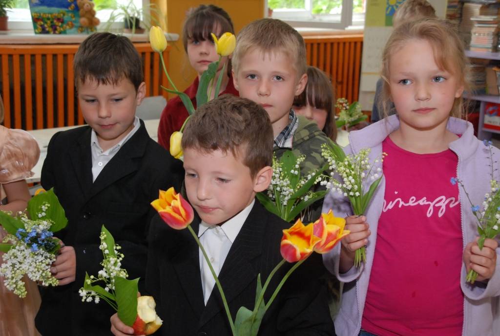 Nīcas vidusskolā 9. un 12. klašu beidzējiem pēdējais zvans izskanējis svinīgā gaisotnē. Dienas garumā skolēnus gaidīja pārsteigumi un patīkami pārdzīvojumi.
Pirmo stundu vecākajiem biedriem vadīja astotās un vienpadsmitās klases skolēni....
Autors: Iluta Dreimane