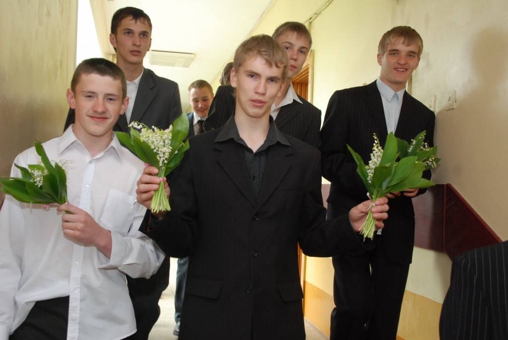 Nīcas vidusskolā 9. un 12. klašu beidzējiem pēdējais zvans izskanējis svinīgā gaisotnē. Dienas garumā skolēnus gaidīja pārsteigumi un patīkami pārdzīvojumi.
Pirmo stundu vecākajiem biedriem vadīja astotās un vienpadsmitās klases skolēni....
Autors: Iluta Dreimane
