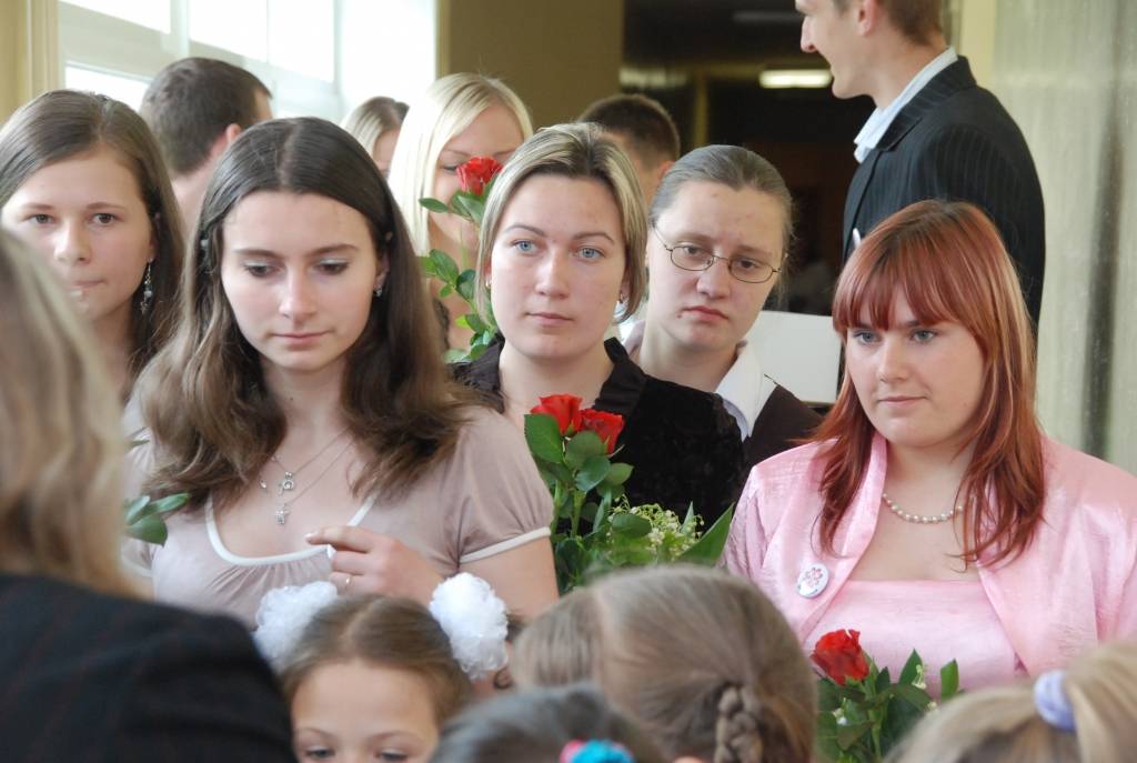 Nīcas vidusskolā 9. un 12. klašu beidzējiem pēdējais zvans izskanējis svinīgā gaisotnē. Dienas garumā skolēnus gaidīja pārsteigumi un patīkami pārdzīvojumi.
Pirmo stundu vecākajiem biedriem vadīja astotās un vienpadsmitās klases skolēni....
Autors: Iluta Dreimane