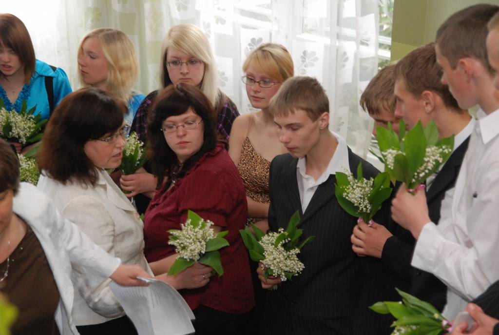Nīcas vidusskolā 9. un 12. klašu beidzējiem pēdējais zvans izskanējis svinīgā gaisotnē. Dienas garumā skolēnus gaidīja pārsteigumi un patīkami pārdzīvojumi.
Pirmo stundu vecākajiem biedriem vadīja astotās un vienpadsmitās klases skolēni....
Autors: Iluta Dreimane