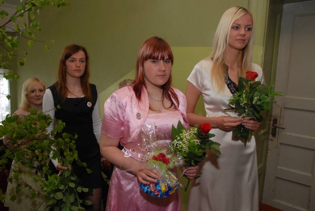 Nīcas vidusskolā 9. un 12. klašu beidzējiem pēdējais zvans izskanējis svinīgā gaisotnē. Dienas garumā skolēnus gaidīja pārsteigumi un patīkami pārdzīvojumi.
Pirmo stundu vecākajiem biedriem vadīja astotās un vienpadsmitās klases skolēni....
Autors: Iluta Dreimane