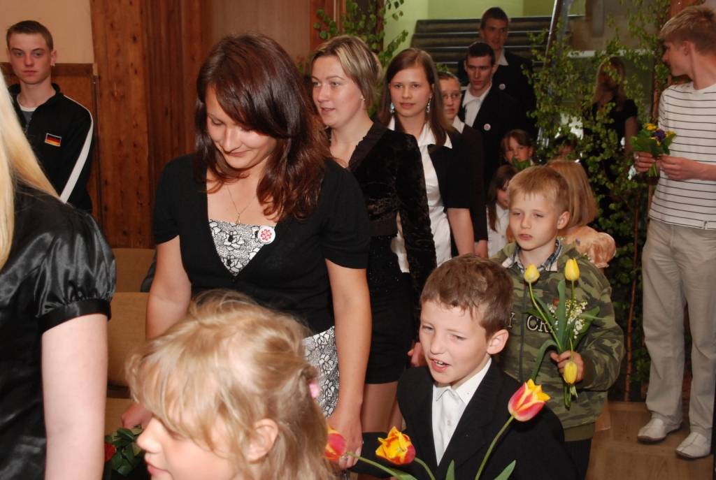 Nīcas vidusskolā 9. un 12. klašu beidzējiem pēdējais zvans izskanējis svinīgā gaisotnē. Dienas garumā skolēnus gaidīja pārsteigumi un patīkami pārdzīvojumi.
Pirmo stundu vecākajiem biedriem vadīja astotās un vienpadsmitās klases skolēni....
Autors: Iluta Dreimane
