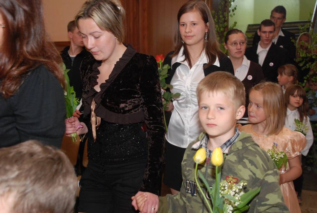 Nīcas vidusskolā 9. un 12. klašu beidzējiem pēdējais zvans izskanējis svinīgā gaisotnē. Dienas garumā skolēnus gaidīja pārsteigumi un patīkami pārdzīvojumi.
Pirmo stundu vecākajiem biedriem vadīja astotās un vienpadsmitās klases skolēni....
Autors: Iluta Dreimane
