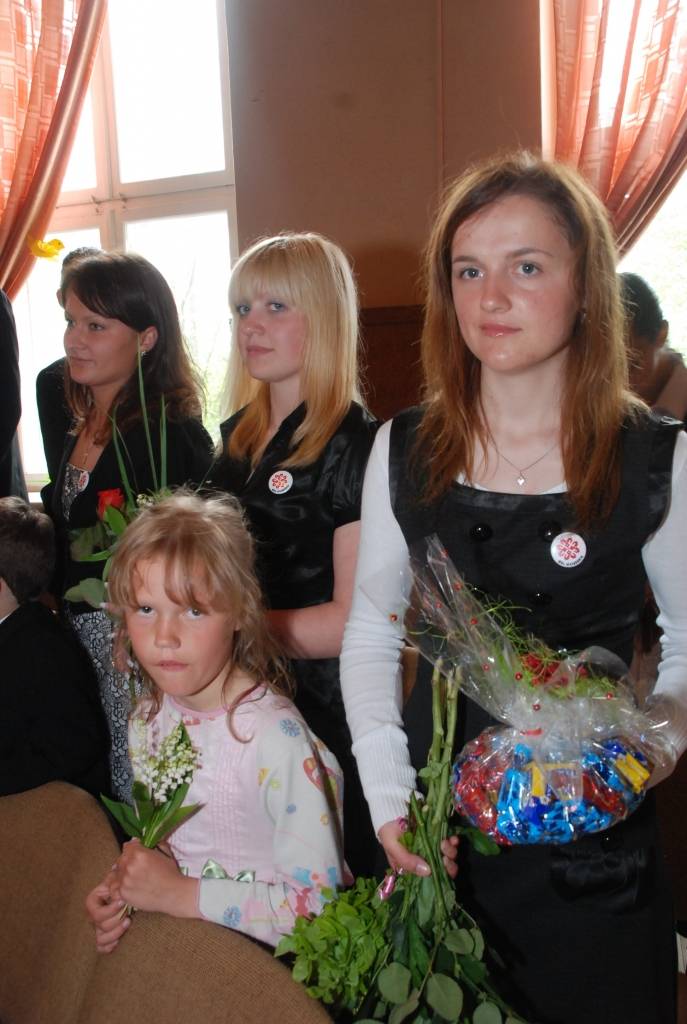 Nīcas vidusskolā 9. un 12. klašu beidzējiem pēdējais zvans izskanējis svinīgā gaisotnē. Dienas garumā skolēnus gaidīja pārsteigumi un patīkami pārdzīvojumi.
Pirmo stundu vecākajiem biedriem vadīja astotās un vienpadsmitās klases skolēni....
Autors: Iluta Dreimane
