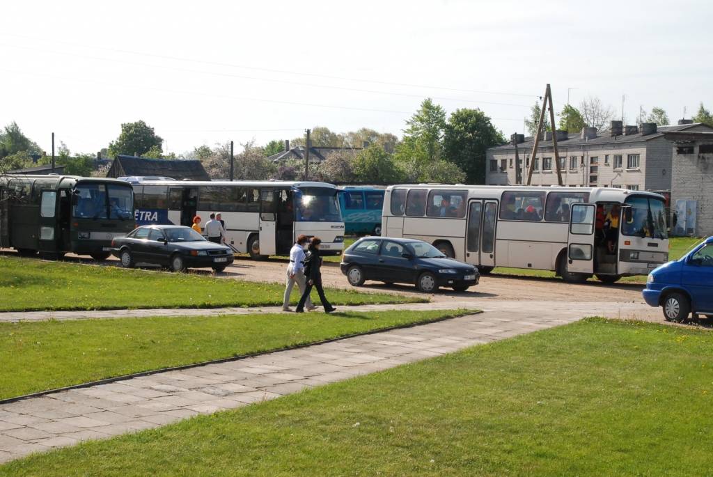 Ap divsimt dalībnieku no desmit pašvaldībām šodien, 21. maijā, pulcēja ikgadējais Liepājas rajona pasākums “Paliec sveiks, bērnudārzs!”, kas šogad notika Priekulē. 

Sporta hallē bērni piedalījās dažādās sporta atrakcijās, un arī...
Autors: Ilze Vainovska