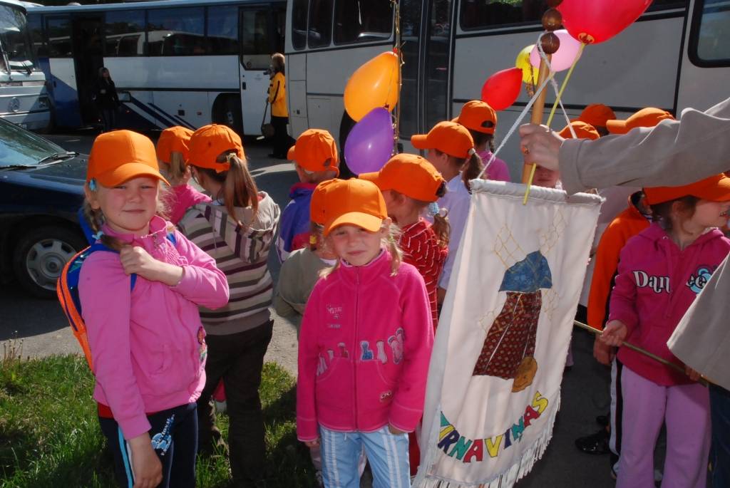 Ap divsimt dalībnieku no desmit pašvaldībām šodien, 21. maijā, pulcēja ikgadējais Liepājas rajona pasākums “Paliec sveiks, bērnudārzs!”, kas šogad notika Priekulē. 

Sporta hallē bērni piedalījās dažādās sporta atrakcijās, un arī...
Autors: Ilze Vainovska