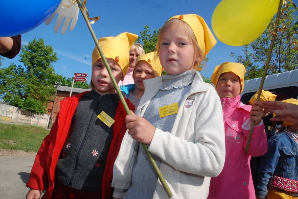 Ap divsimt dalībnieku no desmit pašvaldībām šodien, 21. maijā, pulcēja ikgadējais Liepājas rajona pasākums “Paliec sveiks, bērnudārzs!”, kas šogad notika Priekulē. 

Sporta hallē bērni piedalījās dažādās sporta atrakcijās, un arī...
Autors: Ilze Vainovska