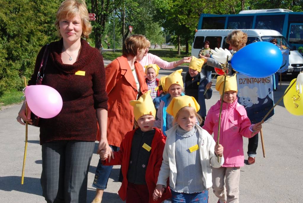 Ap divsimt dalībnieku no desmit pašvaldībām šodien, 21. maijā, pulcēja ikgadējais Liepājas rajona pasākums “Paliec sveiks, bērnudārzs!”, kas šogad notika Priekulē. 

Sporta hallē bērni piedalījās dažādās sporta atrakcijās, un arī...
Autors: Ilze Vainovska
